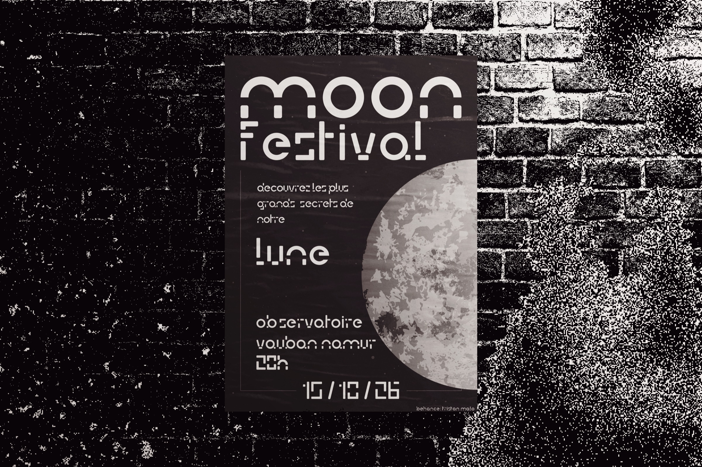 Affiche « moon festival » collée sur un mur de briques